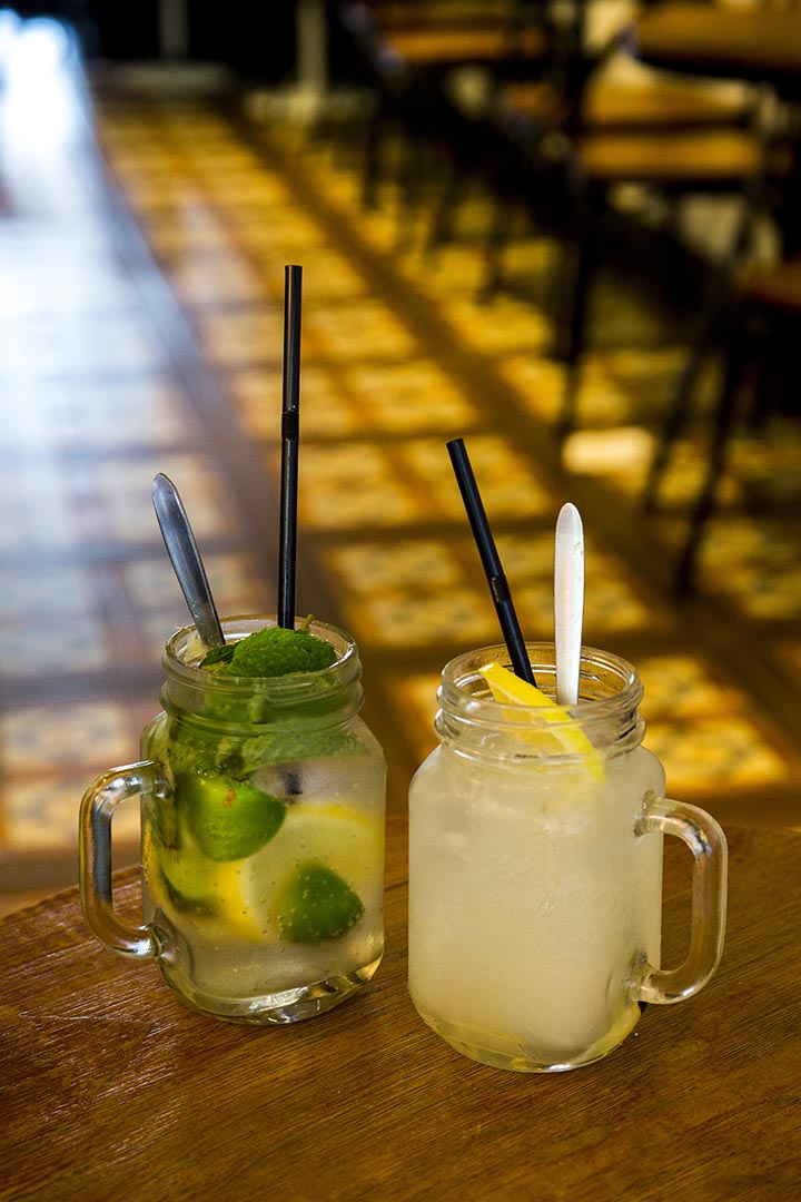 (左)Fresh Lemonade $38、Lime Soda $45
喜欢前者的新鲜薄荷味,够清新。后者偏酸,提神醒脑。 摄:罗国辉/端传媒