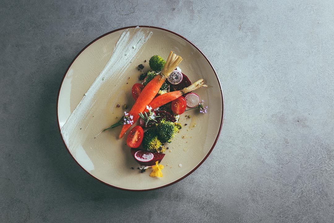 本地栽種的食用花與其他蔬果組成的 From the Garden 沙律,美得像一幅畫。攝:王嘉豪/端傳媒