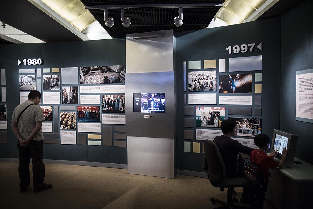 「香港故事」展覽,1960年代到1980年代本地史重大事件,只有一面照片牆。攝:林亦非/端傳媒