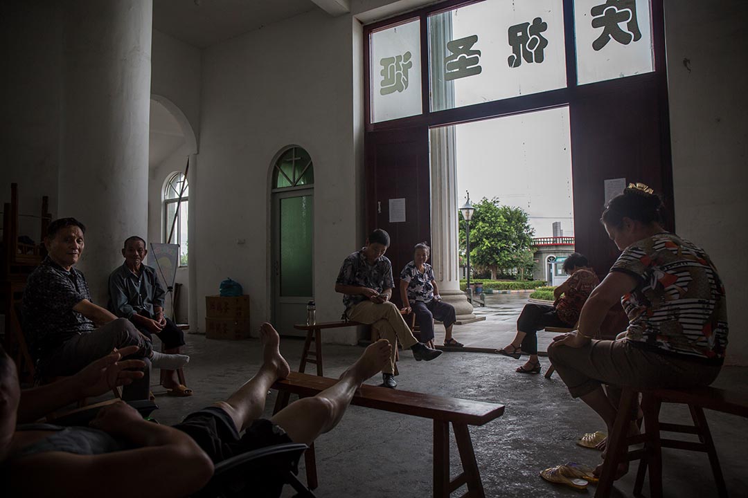 信徒聚集在教堂的入口處保護教堂。攝：Billy H.C. Kwok/端傳媒