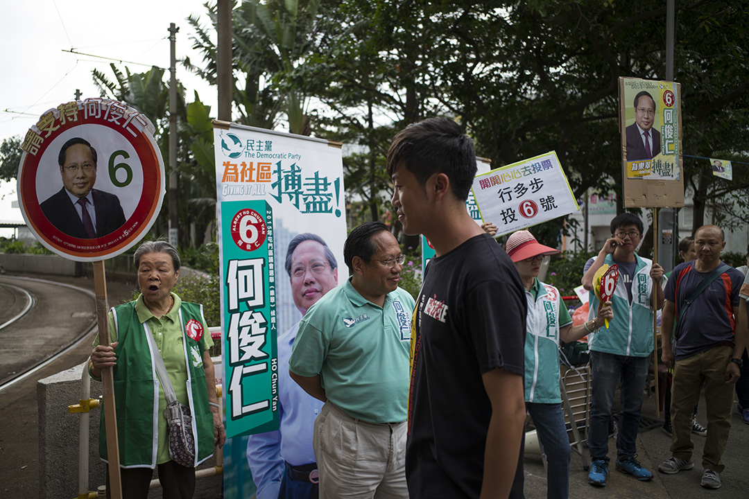 競爭最激烈的屯門樂翠選區候選人鄭松泰及何俊仁。攝：林亦非/端傳媒