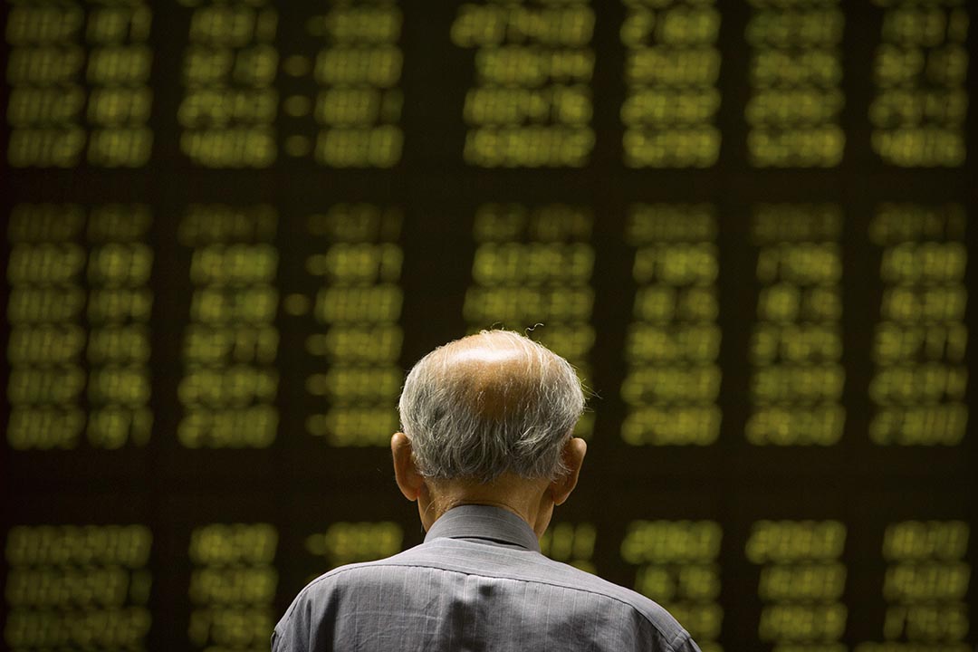 2015年8月18日,北京,一名股民看著屏幕显示的股票信息。摄:Mark Schiefelbein/AP/达志影像