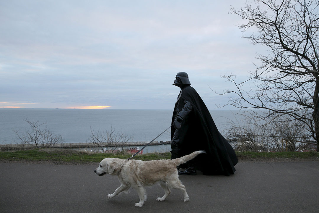 2015年12 月2日，乌克兰，Darth Mykolaiovych Vader打扮成黑武士在港口城市Odessa溜狗。摄：Valentyn Ogirenko/REUTERS