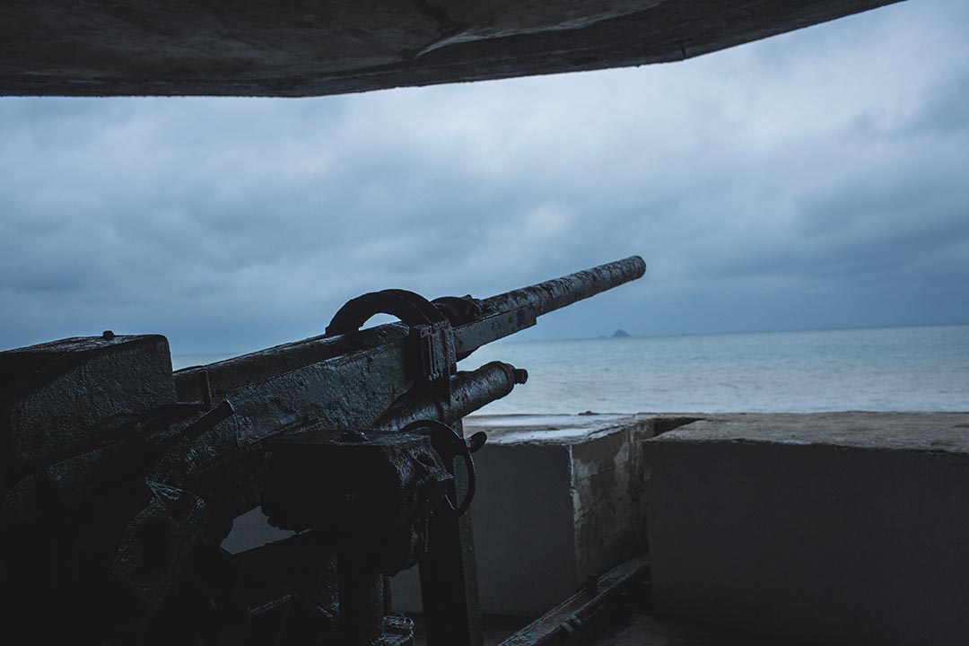 馬祖海邊沿岸的軍事廢區。攝：王嘉豪/端傳媒
