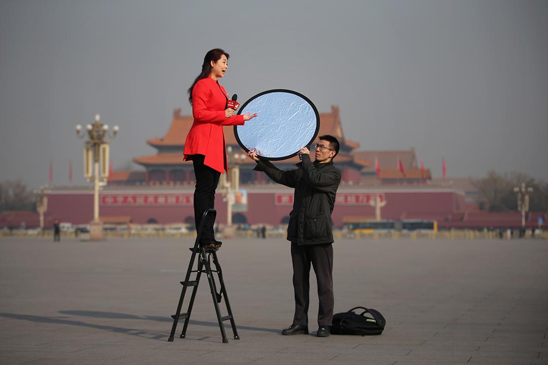 一名電視主播在天安門外報道。攝: Feng Li/GETTY