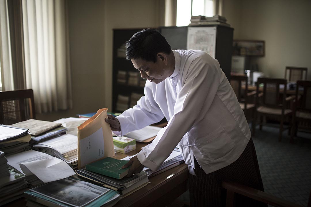 泰乌(Htay Oo)在「联邦巩固与发展党」(USDP)总部内工作。摄 : Mathieu Willcocks/端传媒