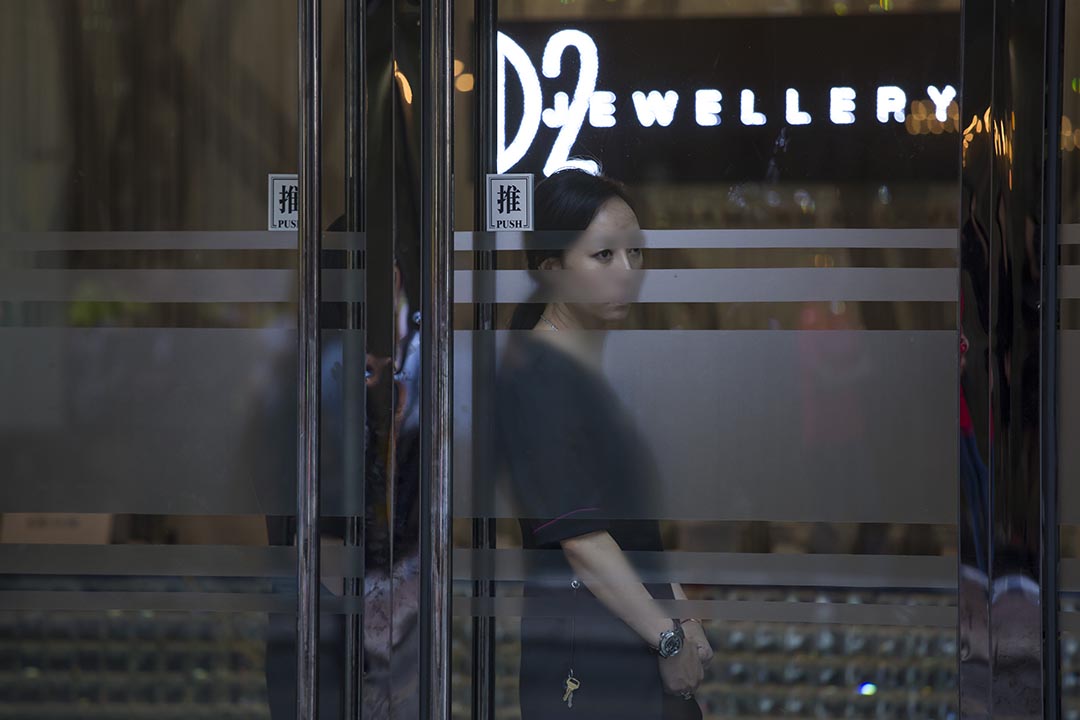 D2 Jewellery職員在店門口往外看。攝:羅國輝/端傳媒