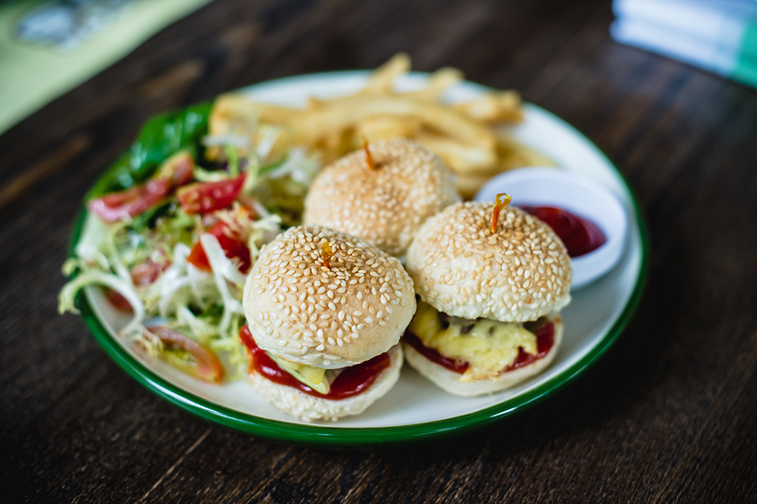 Mini Burgers ($95) 即叫即做,牛肉很新鲜,芝士酱汁丰富。伴碟薯条热辣辣,小朋友最爱。