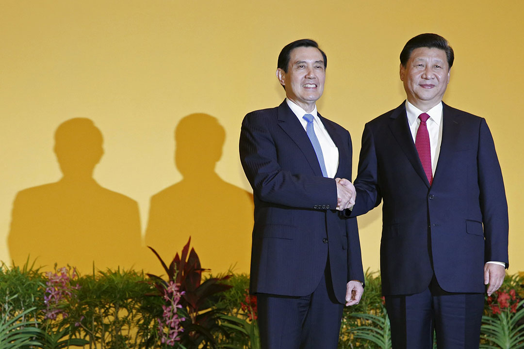 2015年11月7日,新加坡,習近平與馬英九會面,會前二人互相握手。攝:Edgar Su/REUTERS