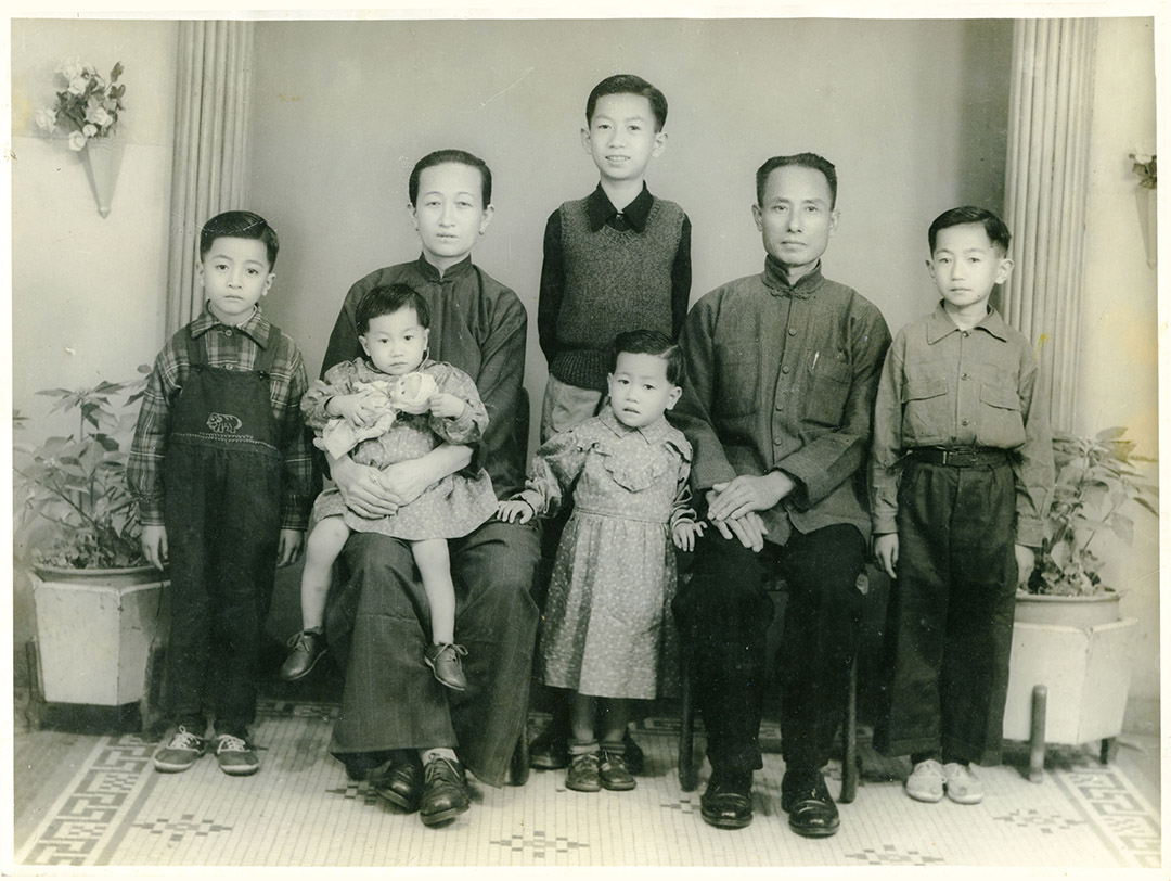 家裏每添一個新成員,林國盛的爸爸就會帶全家人上「尖尖」拍照留念。這一年,他的妹妹出生。相片由受訪者提供