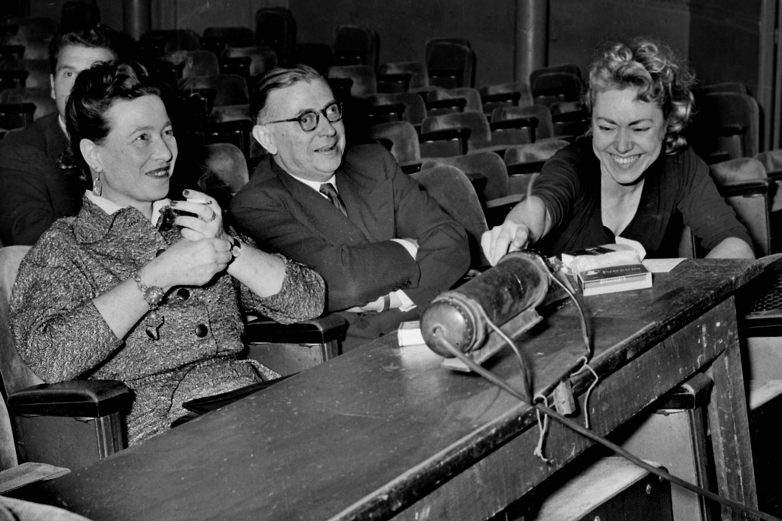 1955年,萨特与波伏娃(左)在巴黎一剧场。摄:Lipnitzki/Roger-Viollet via AFP