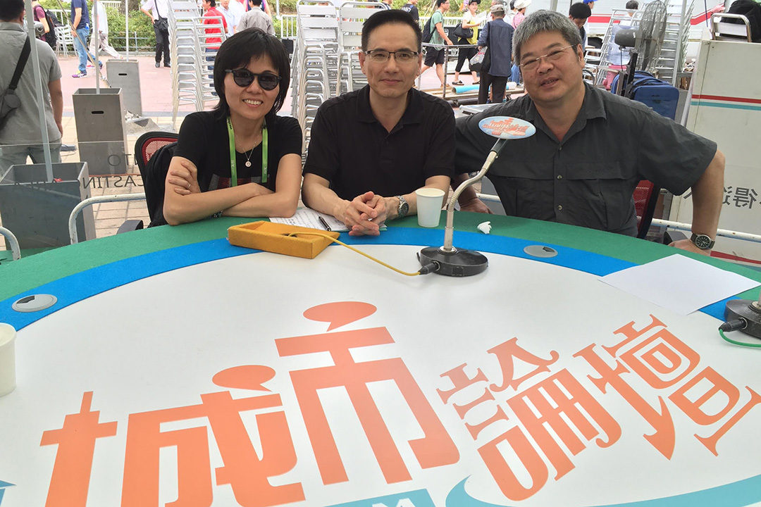 謝志峰在《城市論壇》現場,右一為港台前助理處長施永遠。受訪者提供