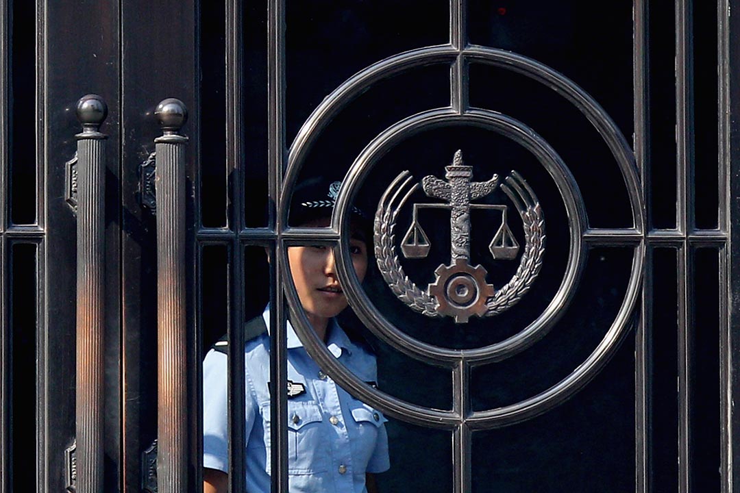 法院外中國人民法院標誌。攝:Feng Li/Getty