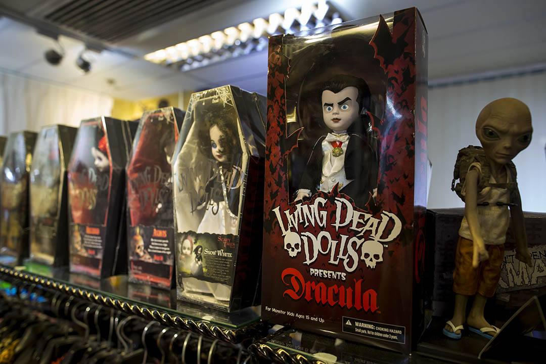 Living Dead Dolls 每款公仔都有个故事,印在死亡证明书上。摄:罗国辉/端传媒