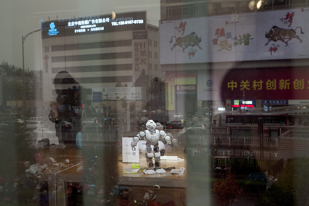 「硬蛋」展示室擺放了機械人。攝：Giulia Marchi/端傳媒