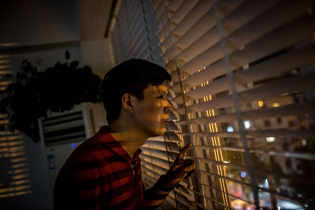 Joshua，從他在杭州一幢商業大廈內的地下教堂望出窗外。攝：Billy H.C. Kwok/端傳媒