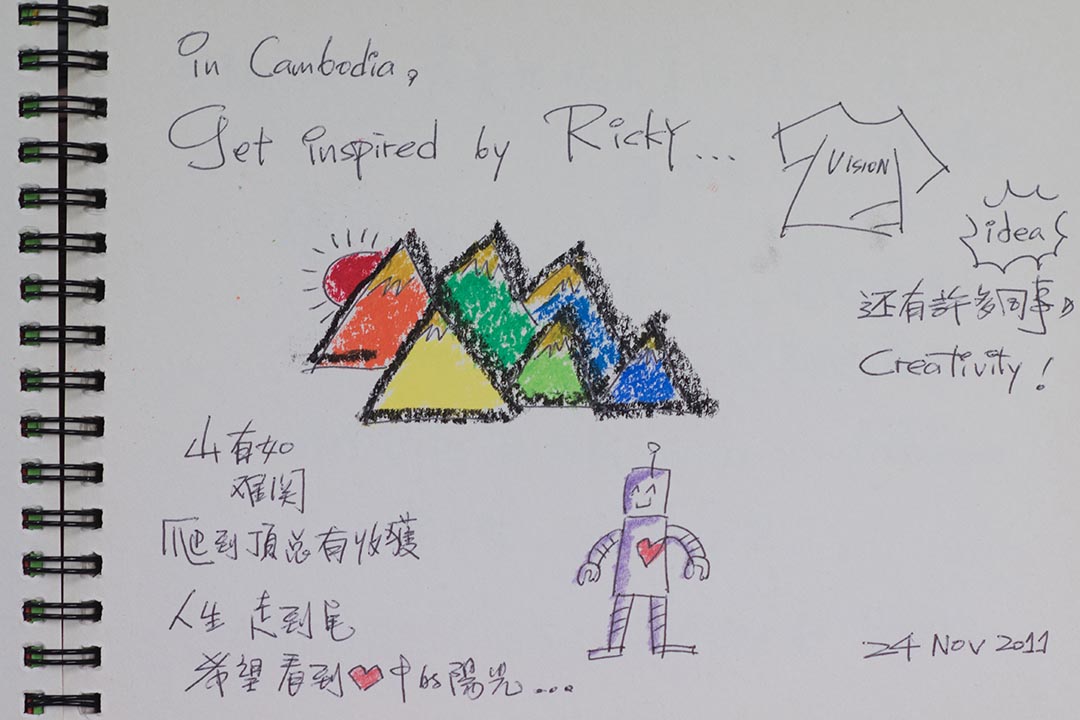 柬埔寨之行第一晚的活动时,王维基将想法画在 T-Shirt上。李志坚说王画了一个有心的机械人,和代表人生由20至80岁、共60年的6座山,希望行到最后一座山看得见阳光。活动结束后李志坚将这两项启发画下来。摄:Lit Ma/端传媒