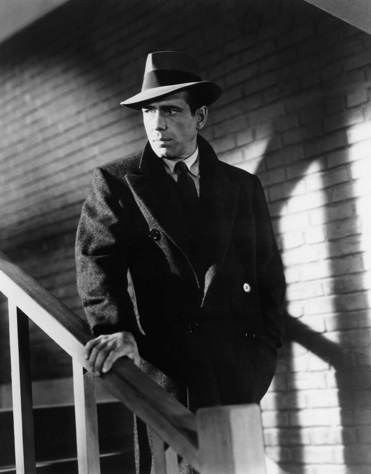 亨弗莱·鲍嘉(Humphrey Bogart)在电影《北非谍影》戴着 Fedora。