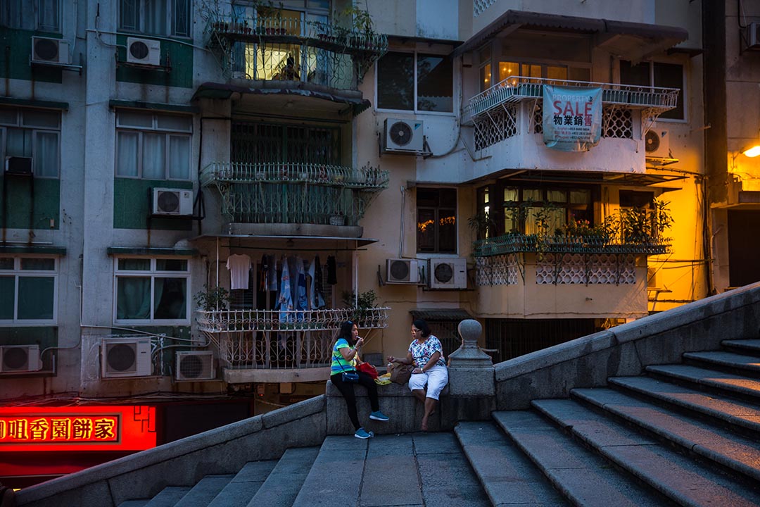 澳门大三巴牌坊,两名市民在闲聊。摄:Billy H.C. Kwok/端传媒