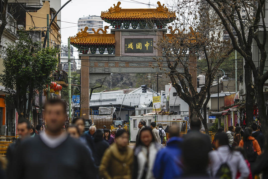 聚居區最早由台灣移民聚居而成,叫台灣街。陸人來了,蓋了中國城的牌樓。攝:Anibal Greco/端傳媒