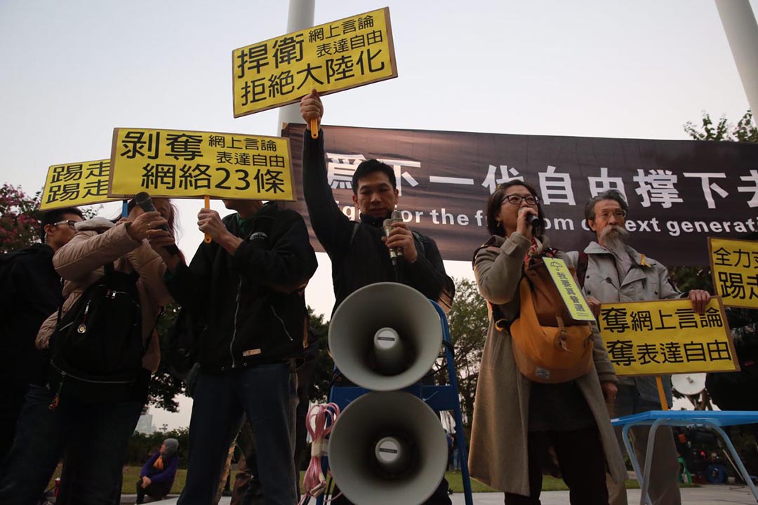 2015年12月16日,《2014 年版权(修订)条例草案》在立法会进行二读辩论,市民在立法会外集会反对通过。摄:Billy H.C. Kwok/端传媒