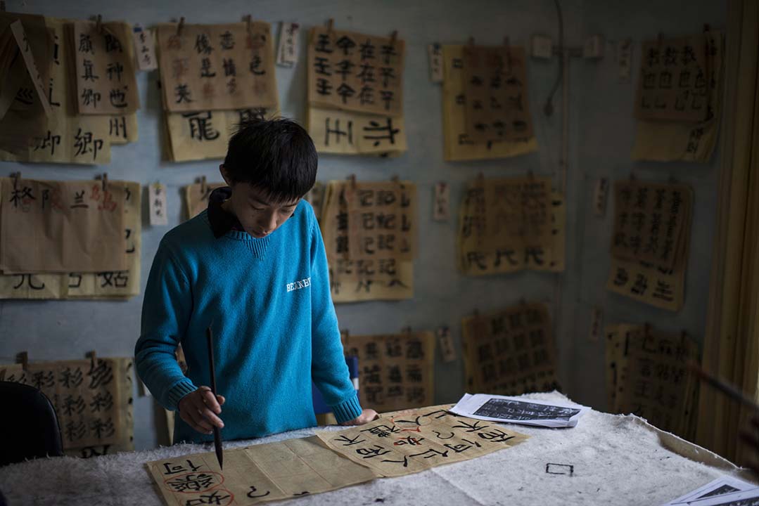 一個同學在練習毛筆字。攝:Wu Yue/端傳媒
