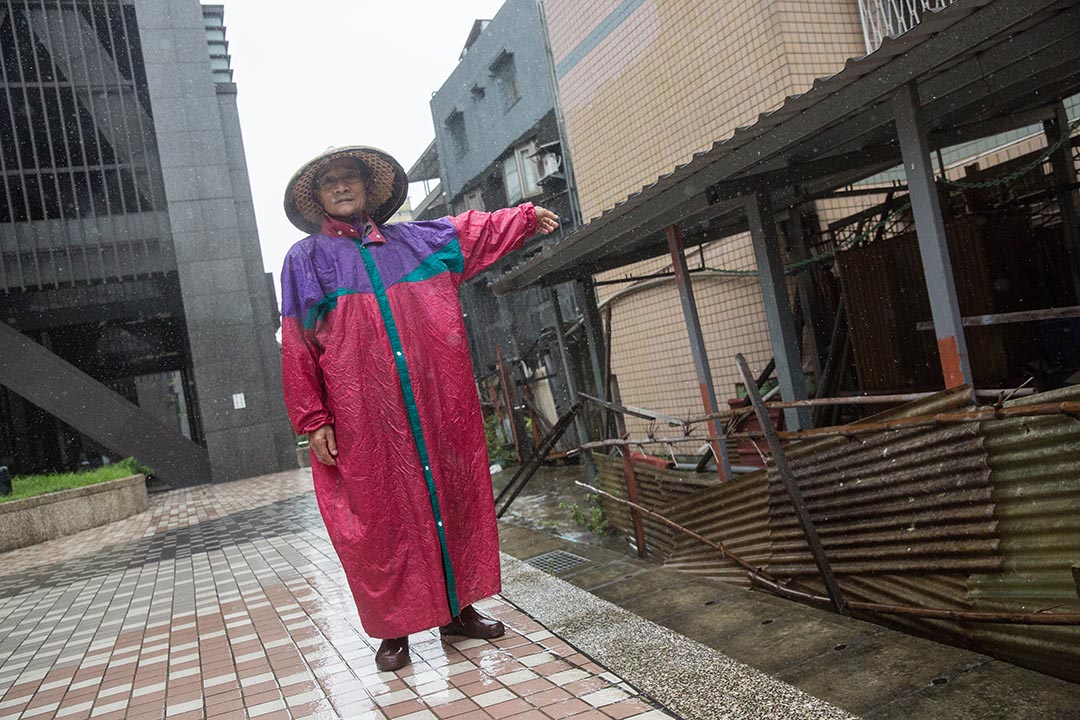 楊正吉將竹籬笆插在自己剩下的土地上,圍着美河市的公共空間,作為一種無聲的抗議。攝:張國耀/端傳媒