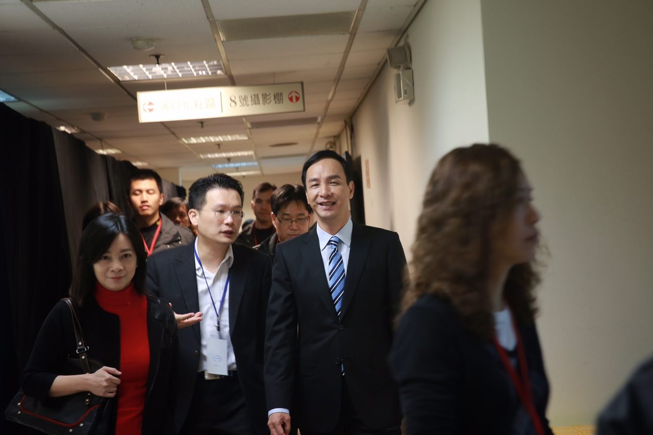 国民党总统候选人朱立伦抵达公视制播场摄影棚。摄:Billy H.C. Kwok/端传媒