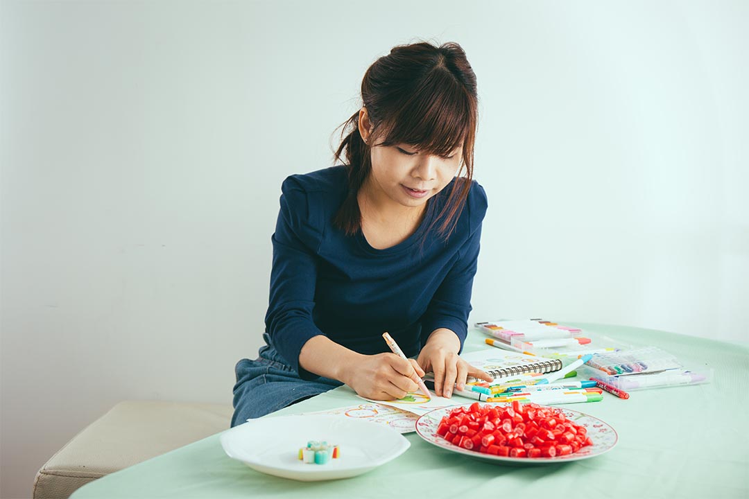每次 Bonnie 都会先手绘糖果样办 摄:王嘉豪/端传媒