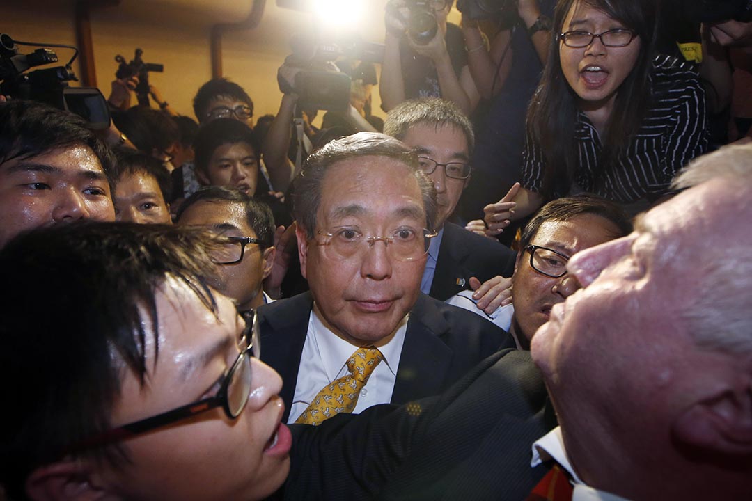 港大校委李國章嘗試離開會議室。攝: Kin Cheung/AP