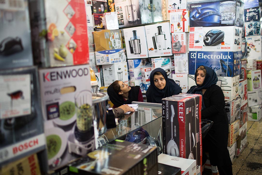 伊朗婦女在家庭電器店選購貨品。攝: Arash khamooshi /端傳媒