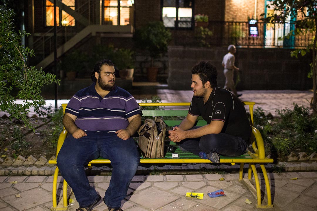 Behnam(右)和他的朋友 Mehrdad(左)。Behnam,二十五歲的待業土木工程畢業生。他們間中在「藝術家之家」公園內遊弋。攝:Arash Khamooshi/端傳媒