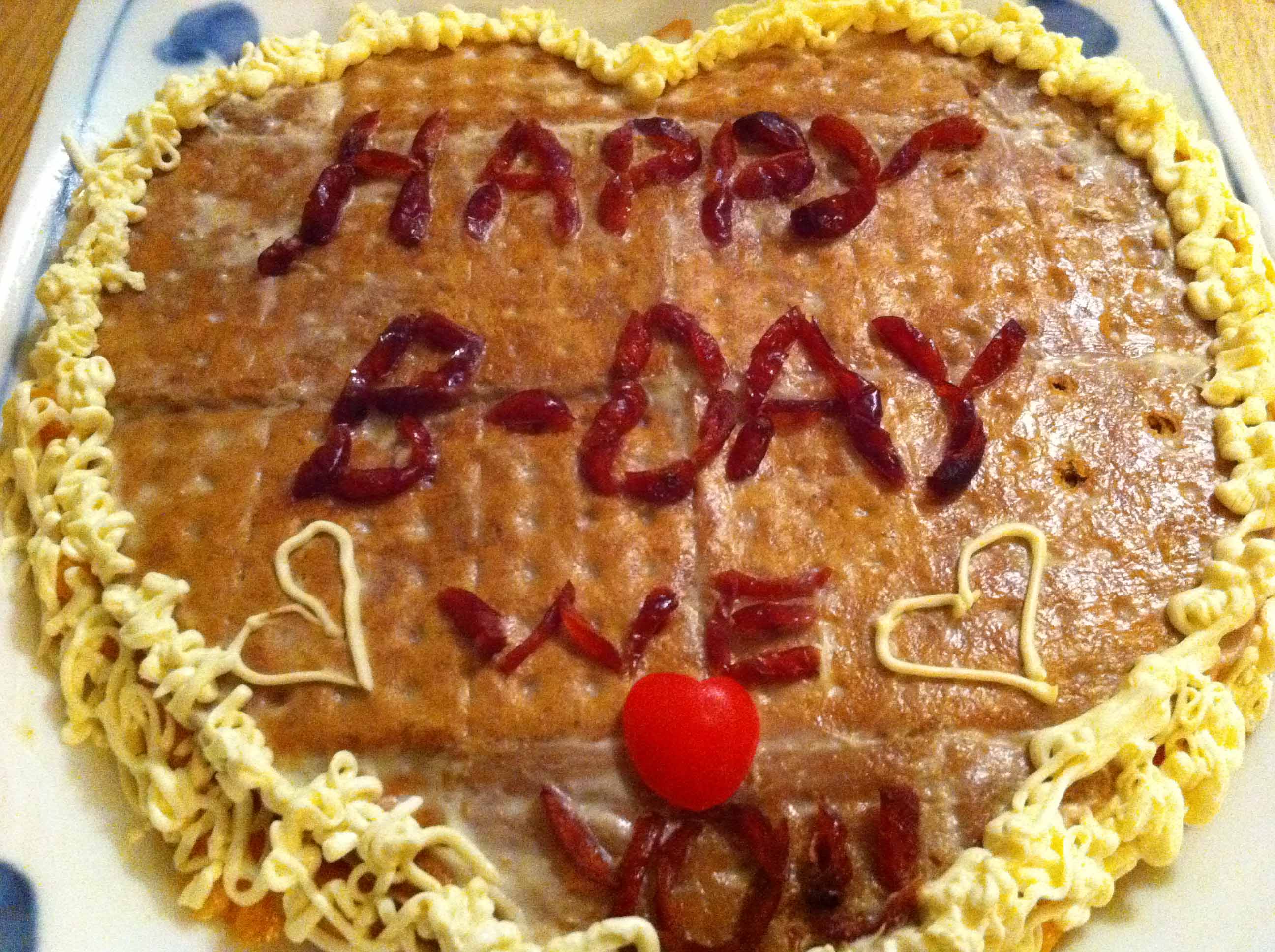 Kayla制作的生日蛋糕。“有一年生日我睁开眼,就看见她和狗狗全部带上生日帽,向我喊生日快乐”彭秀慧说。相片由受访者提供