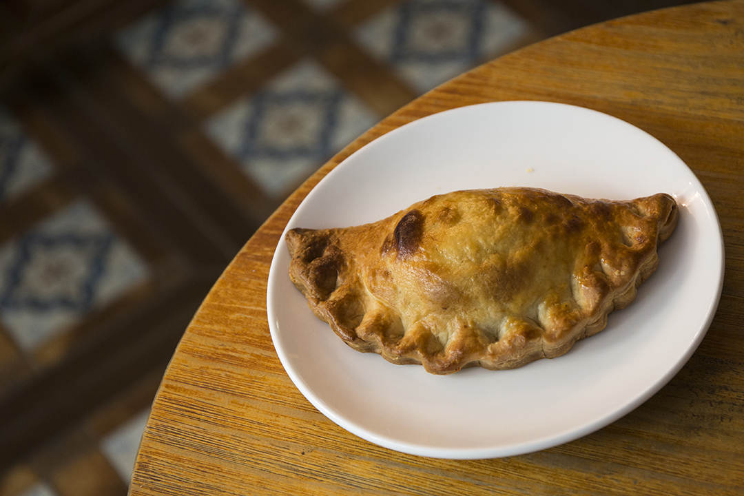 饺子形的Savoury Pie $68,馅料主要是薯仔蓉和碎牛肉,是英国常见小吃。摄:罗国辉/端传媒