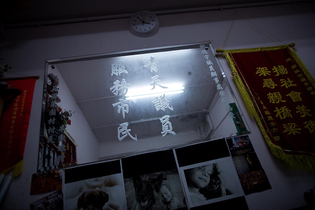 任区议员的邝俊宇,获菜园村村民赠送写有「青天议员,服务市民」的镜子。摄:卢翊铭/端传媒