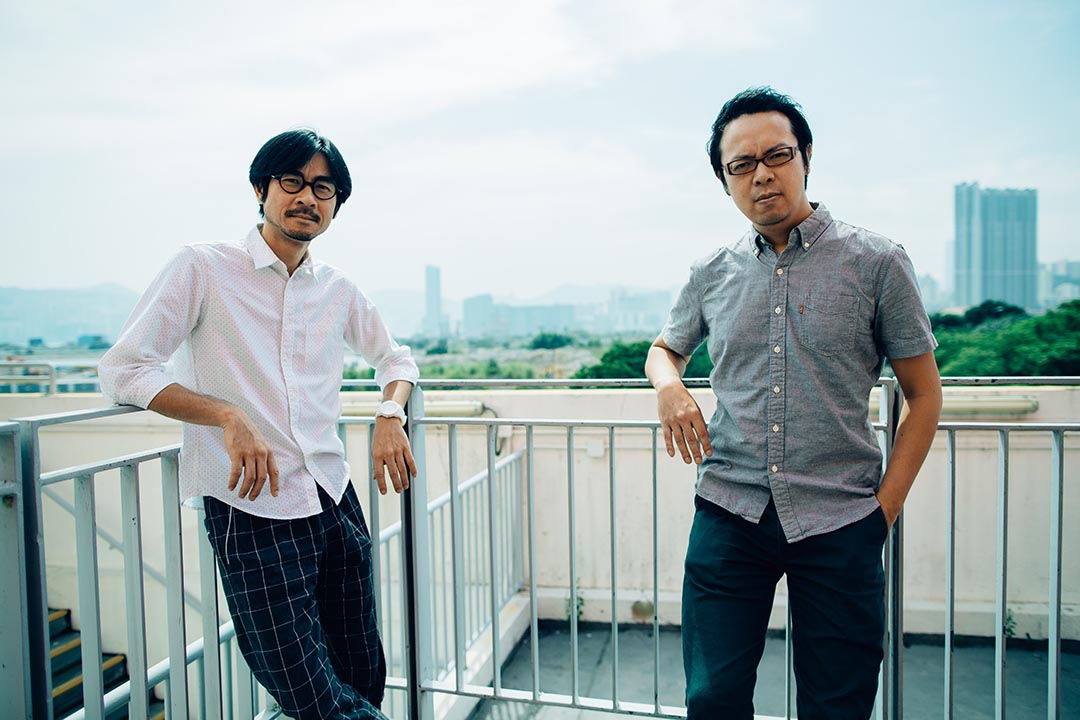 电影《哪一天我们会飞》导演黄修平(左)及编剧陈心遥(右)。摄:卢翊铭/端传媒