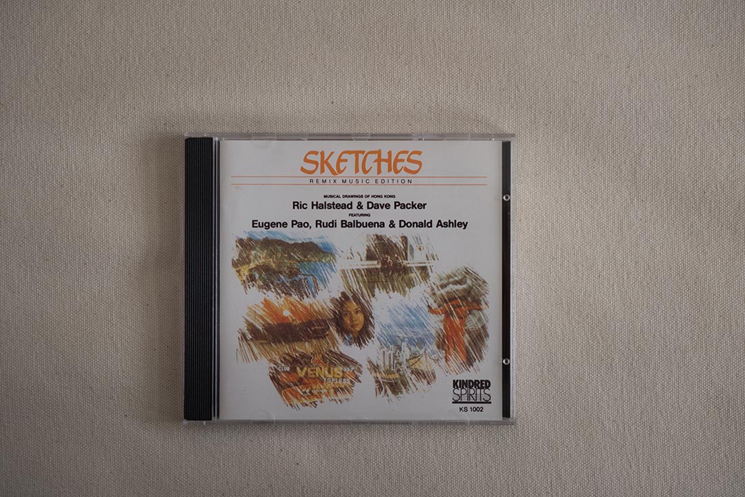 以Ric Halstead和Dave Packer为首的《Sketches》专辑,1985年出版的黑胶唱片版本,唱片封面上写上Ric Halstead / Dave Packer / One Finger Snap之名字;后来专辑在1987年以CD形式出版”Remix Music Edition”,由Rudi Balbuena和Ramband / Chyna的Donald Ashley重灌上低音结他与鼓击部分,封面的名字也变成Ric Halstead & Dave Packer featuring Eugene Pao, Rudi Balbuena & Donald Ashley。专辑里还有二胡演奏家黄安源参与。摄:LIT MA/端传媒