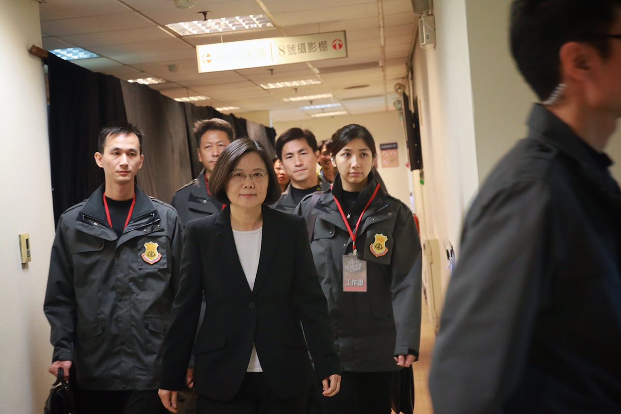 民进党总统候选人蔡英文进入公视制播场摄影棚,准备参与总统候选人辩论。摄:Billy H.C. Kwok/端传媒