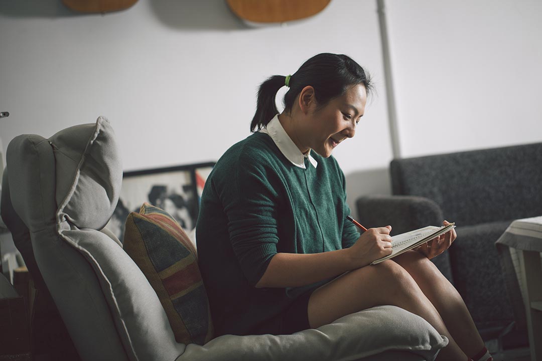 填词人 Tim 是笔记簿控,爱储不同的簿,每本也填写得满满。摄:王嘉豪/端传媒