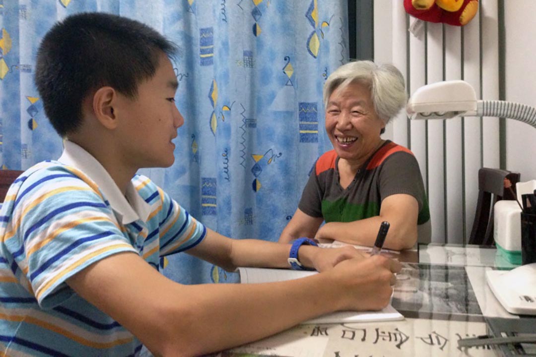 北京市育英學校學生熊天翼以50年前的小學為題訪問了鄉村小學教師。受訪者提供