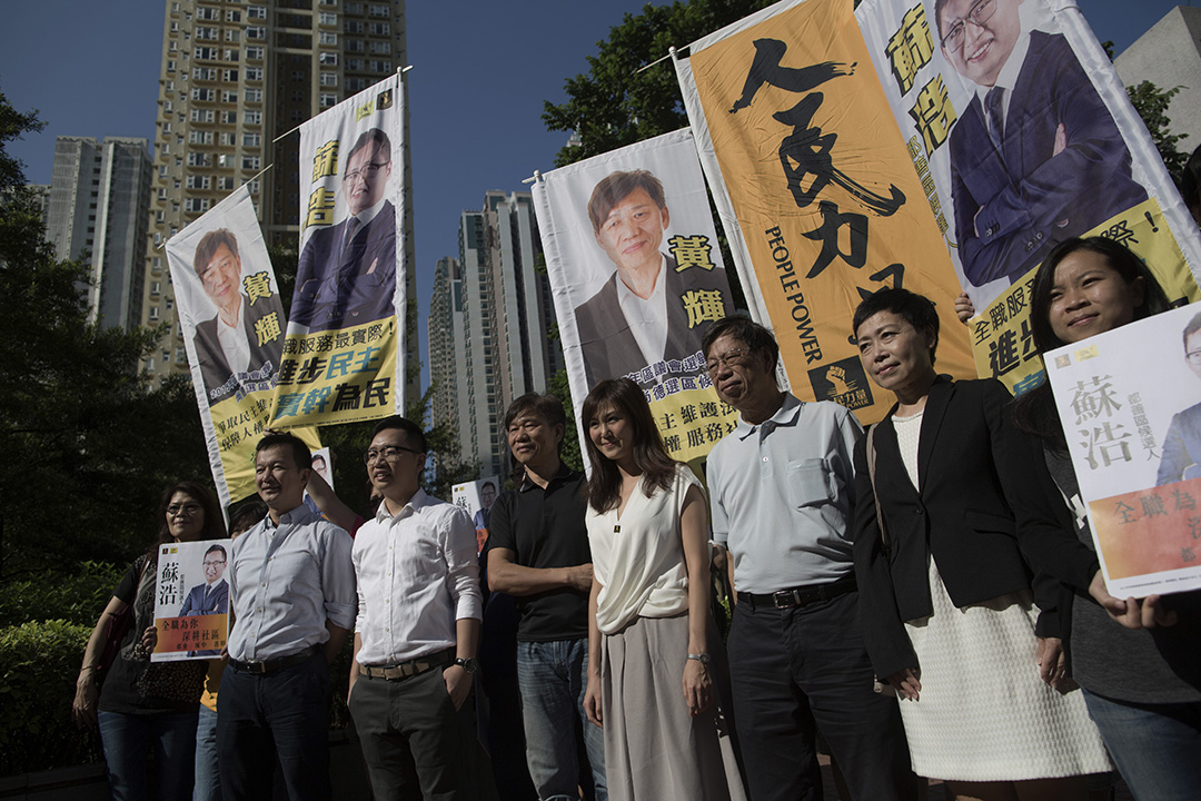 人民力量主席袁弥明到场为参选将军澳都善区的苏浩打气。摄:罗国辉/端传媒