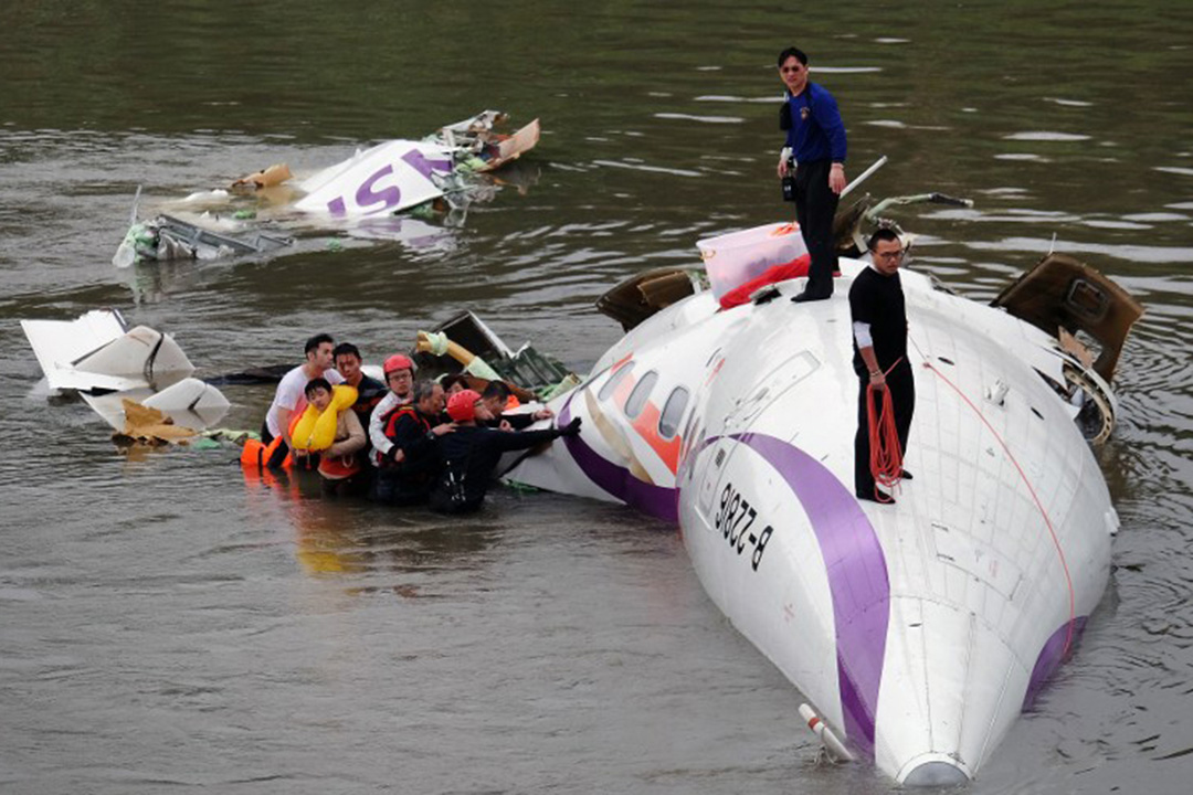 2015年2月4日,台北,复兴航空客机于台北市区基隆河坠毁后救援人员赶到现场,生还者等待送院救治。摄:Sam Yeh/AFP