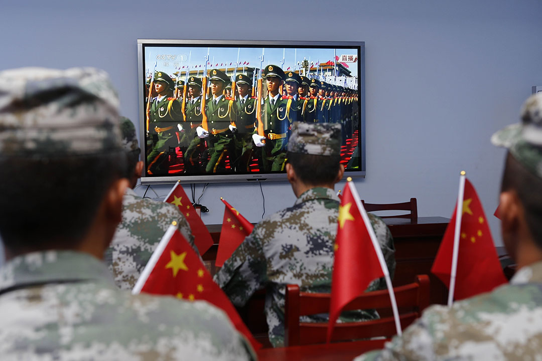 2015年9月3日,江蘇省的士兵透過電視收看現場直播的閱兵儀式。攝:ChinaFotoPress/GETTY