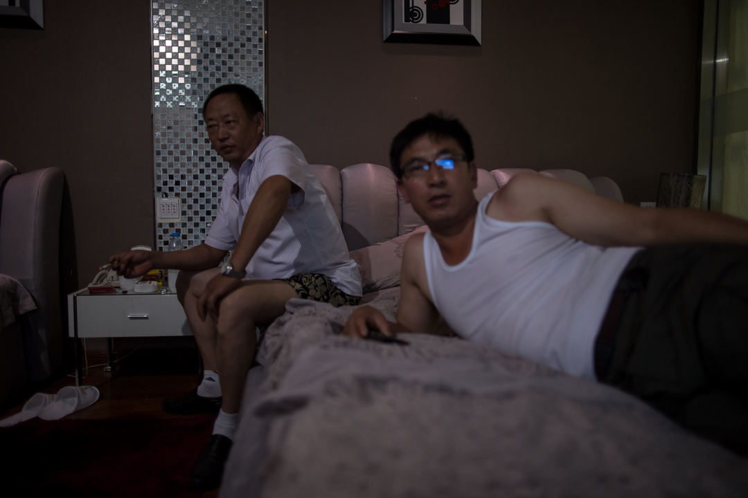 失聯消防員薜寧的家屬，在酒店等侯消息。攝: Billy H.C. Kwok/ 端傳媒
