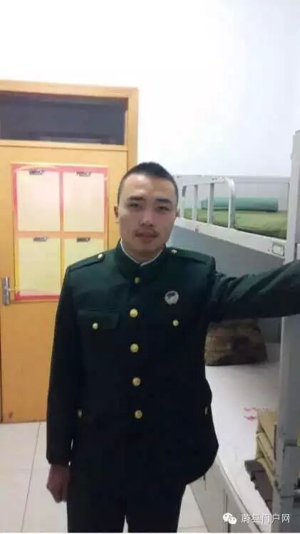 楊偉光從部隊退伍時留影。(家屬提供)