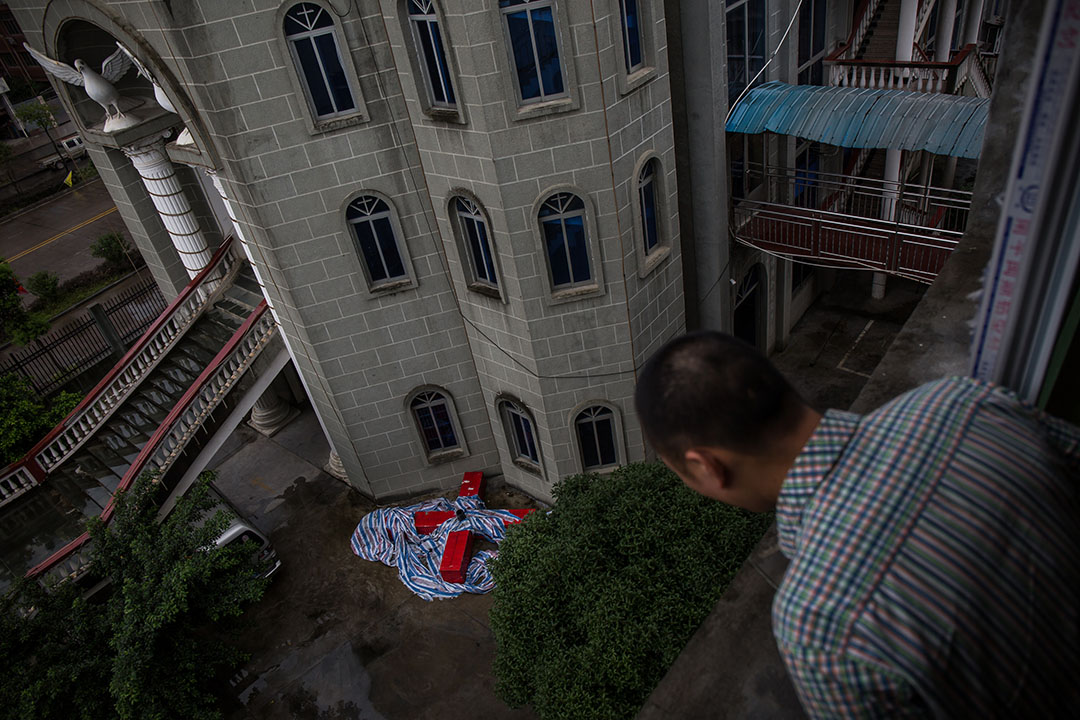 被拆除的十字架放在教堂門外。攝：Billy H.C. Kwok/端傳媒