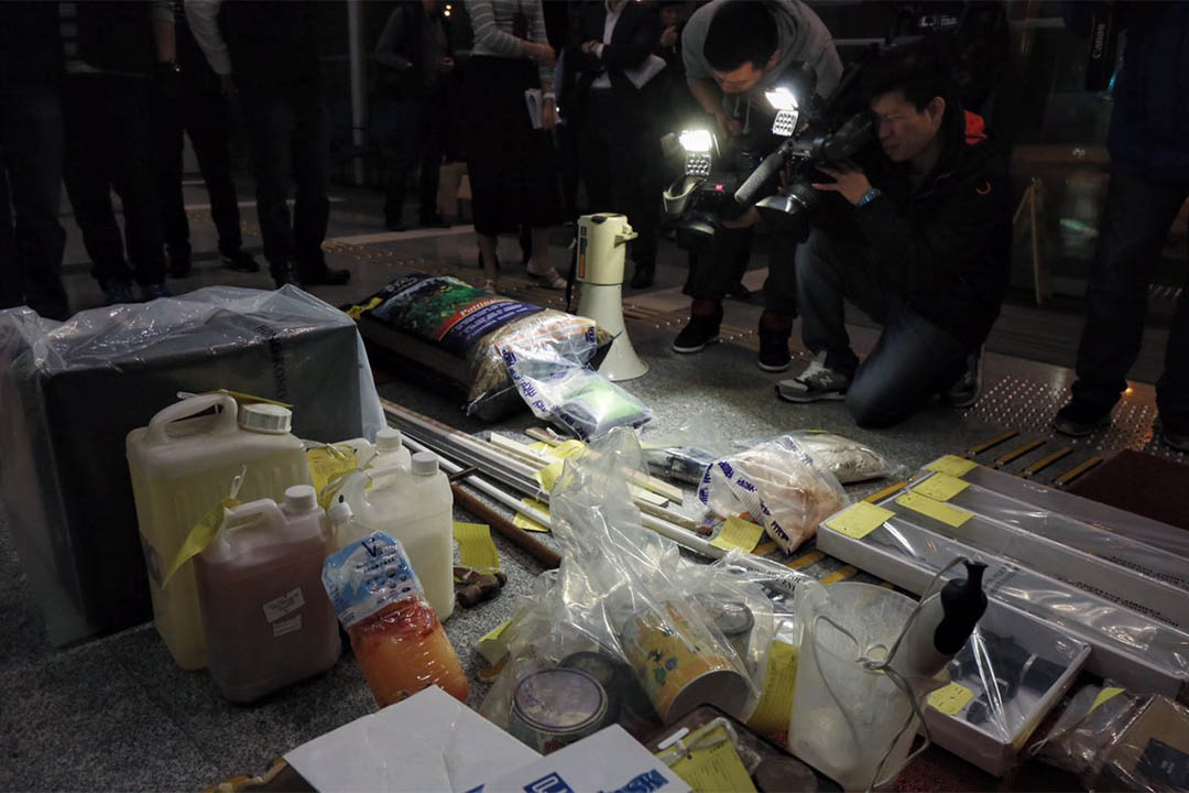 警方於葵涌打磚坪街一幢工廈單位內搜出的物品。攝:王嘉豪/端傳媒