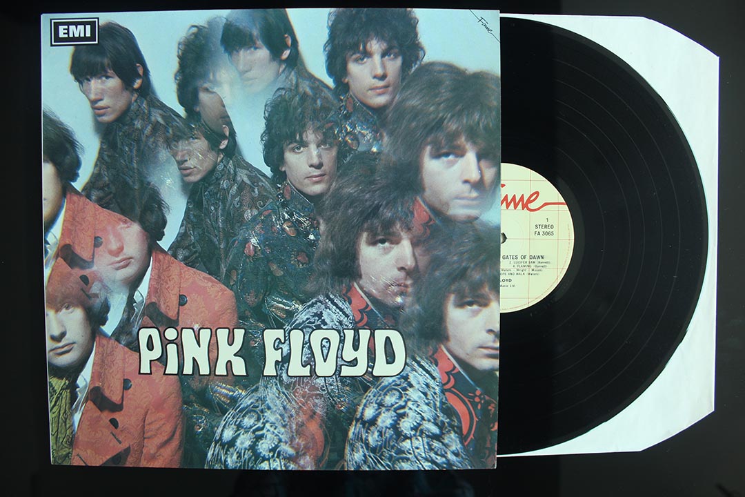 Syd Barrett 領軍下 Pink Floyd 在1967年出版的首張專輯《The Piper at the Gates of Dawn》,他們仍是一支迷幻搖滾樂隊。(圖片由袁智聰提供)