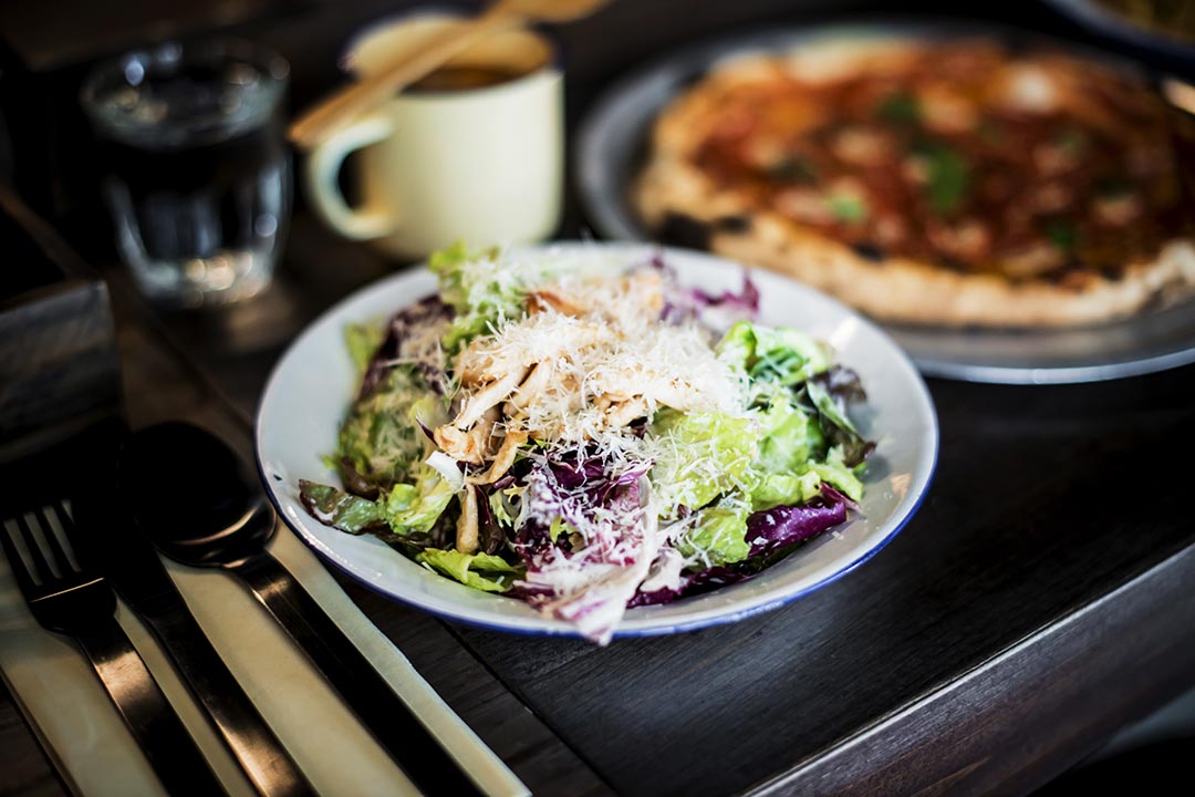 Chicken Caesar Salad $90，見到這五顏六色像座山的大沙律，小朋友就開心。各式沙律菜，拌以鮮制凱撒沙律醬，新鮮又清香。還有炒雞柳在內，味道不會寡呢！攝：Keith Tsuji/ 端傳媒