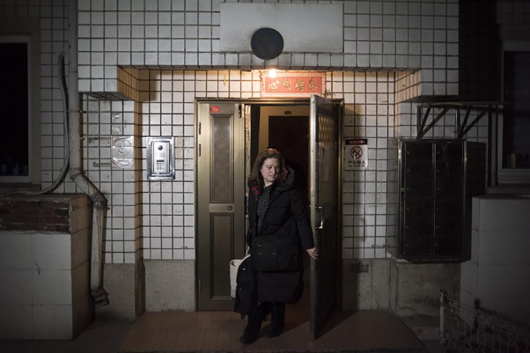 郭玉离开在北京的住所,准备去机场离开中国。摄 : Fred Dufour/AFP